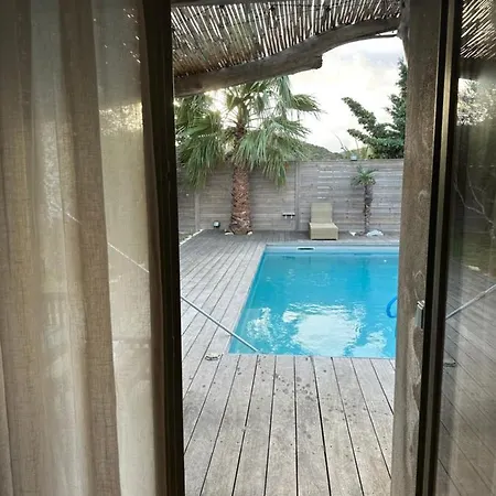 Independante Au Bord D Piscine